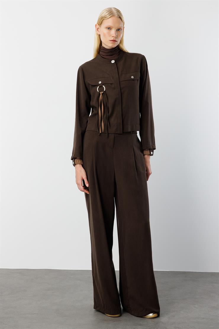 Modailgi  Sıfır Yaka Lastik Manşetli Cebi Metal Aksesuar ve Biye Detaylı Gömlek - 40043 Kahve