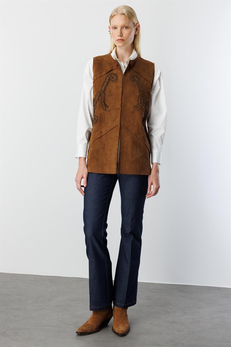 Modailgi  Sıfır Yakalı Havalı Dikiş Ve Lase Nakış Detaylı Uzun Süet Yelek Taba