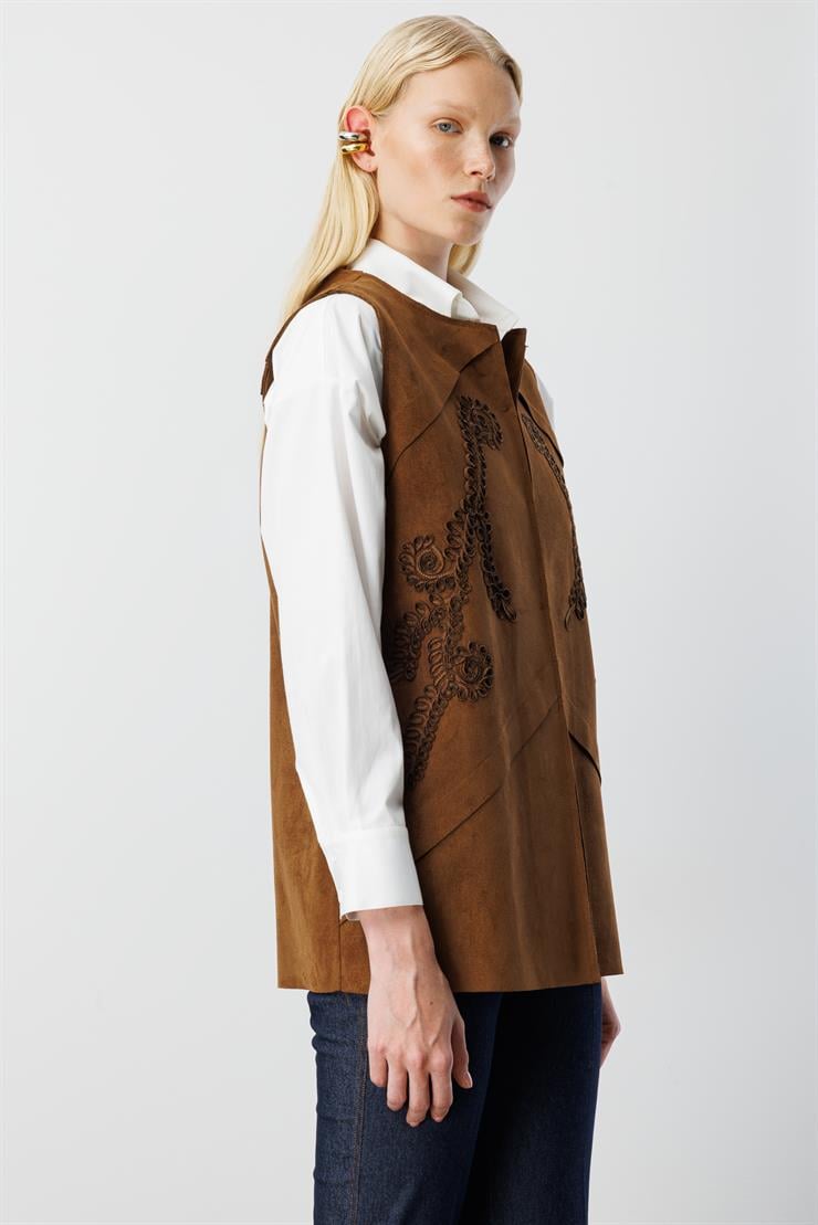 Modailgi  Sıfır Yakalı Havalı Dikiş Ve Lase Nakış Detaylı Uzun Süet Yelek Taba