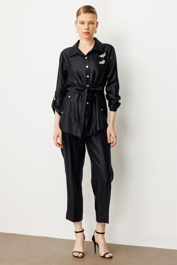 Modailgi  Şömziye Yaka Lastikli Kuşak Detaylı İşlemeli Tunik Siyah