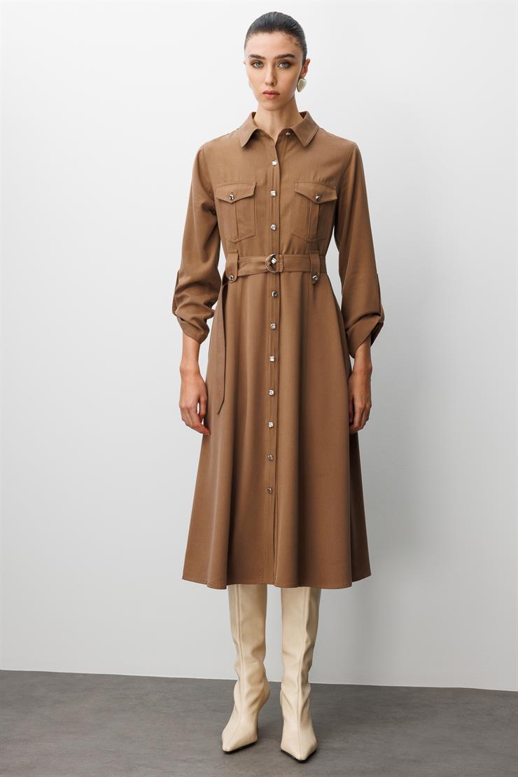 Modailgi  Spor Dikiş Detaylı Belde Kuşaklı Apoletli Midi Boy Gömlek Elbise Vizon