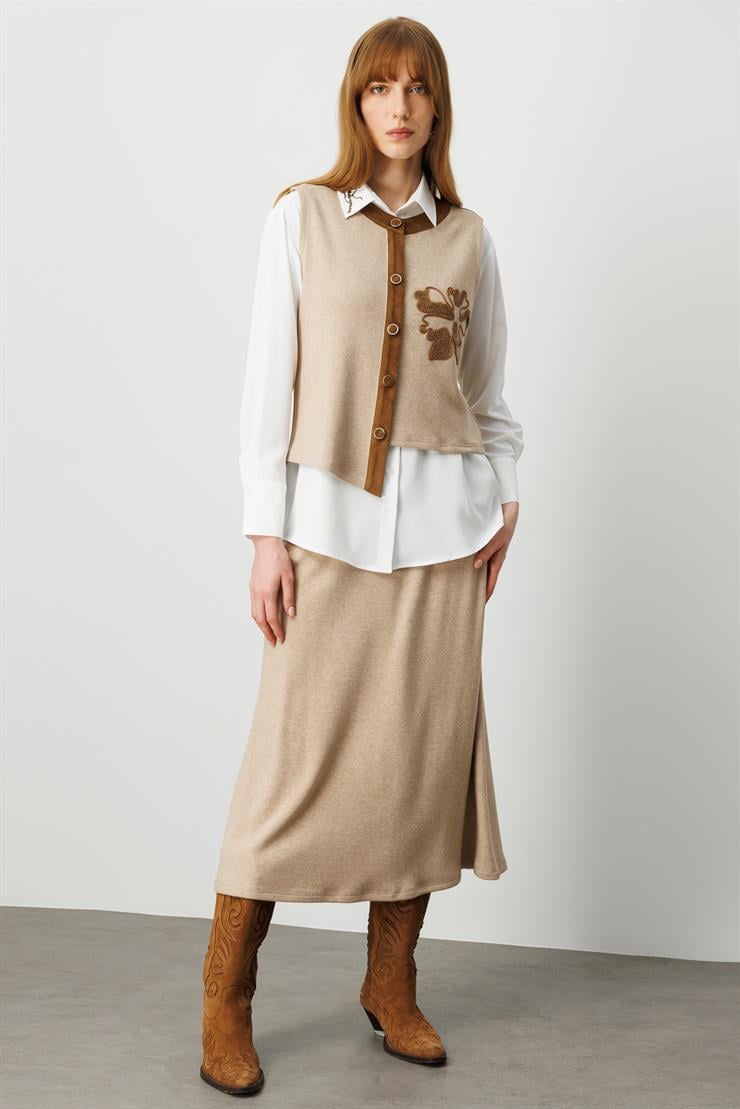 Modailgi  Süet Kumaş Garni Detaylı Nakış Ve İşlemeli Asimetrik Triko Yelek Vizon