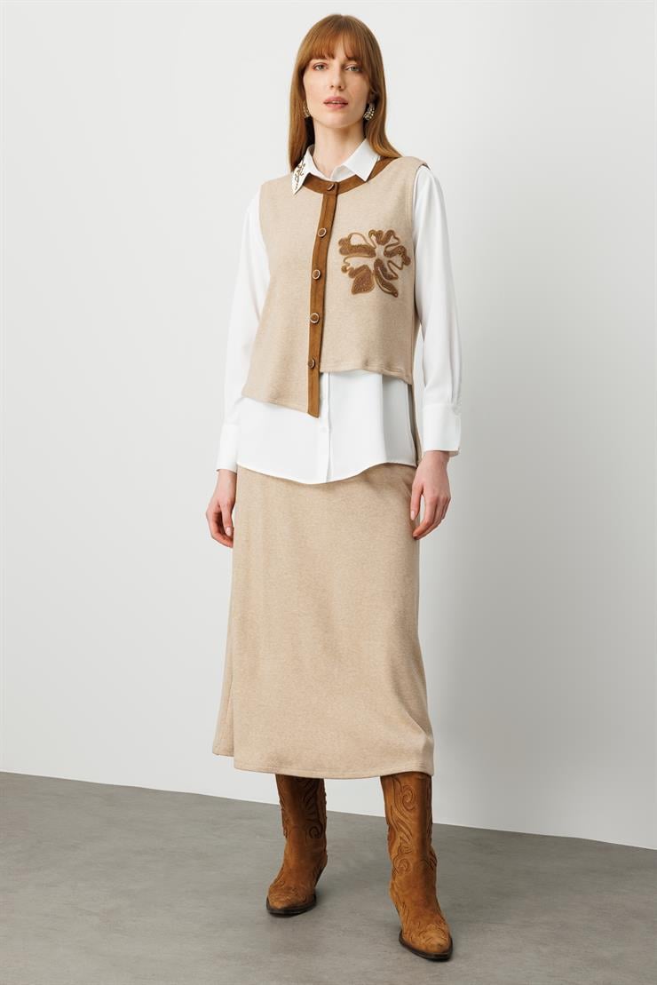 Modailgi  Süet Kumaş Garni Detaylı Nakış Ve İşlemeli Asimetrik Triko Yelek Vizon