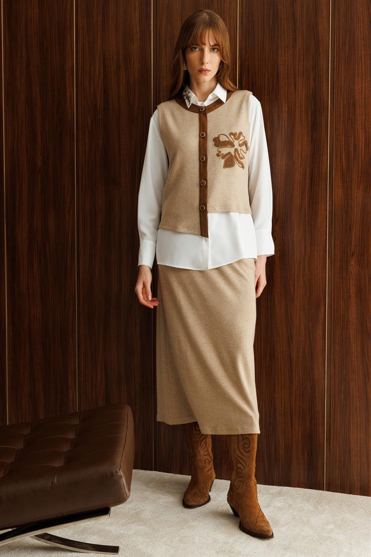 Modailgi  Süet Kumaş Garni Detaylı Nakış Ve İşlemeli Asimetrik Triko Yelek Vizon