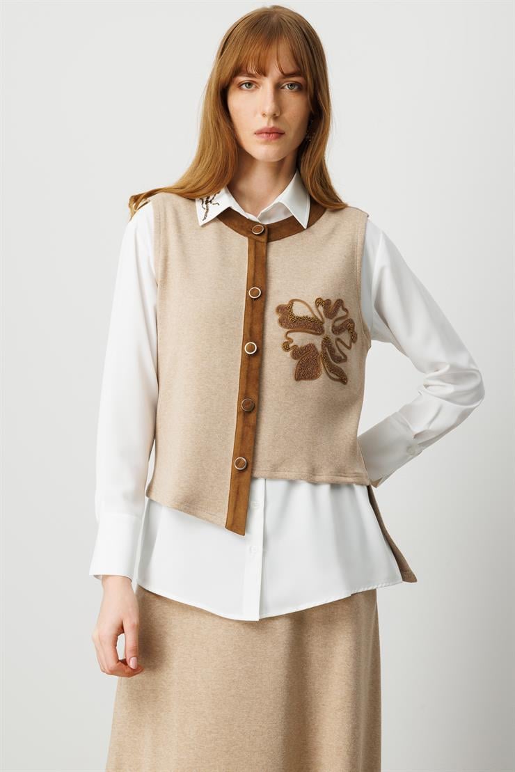 Modailgi  Süet Kumaş Garni Detaylı Nakış Ve İşlemeli Asimetrik Triko Yelek Vizon