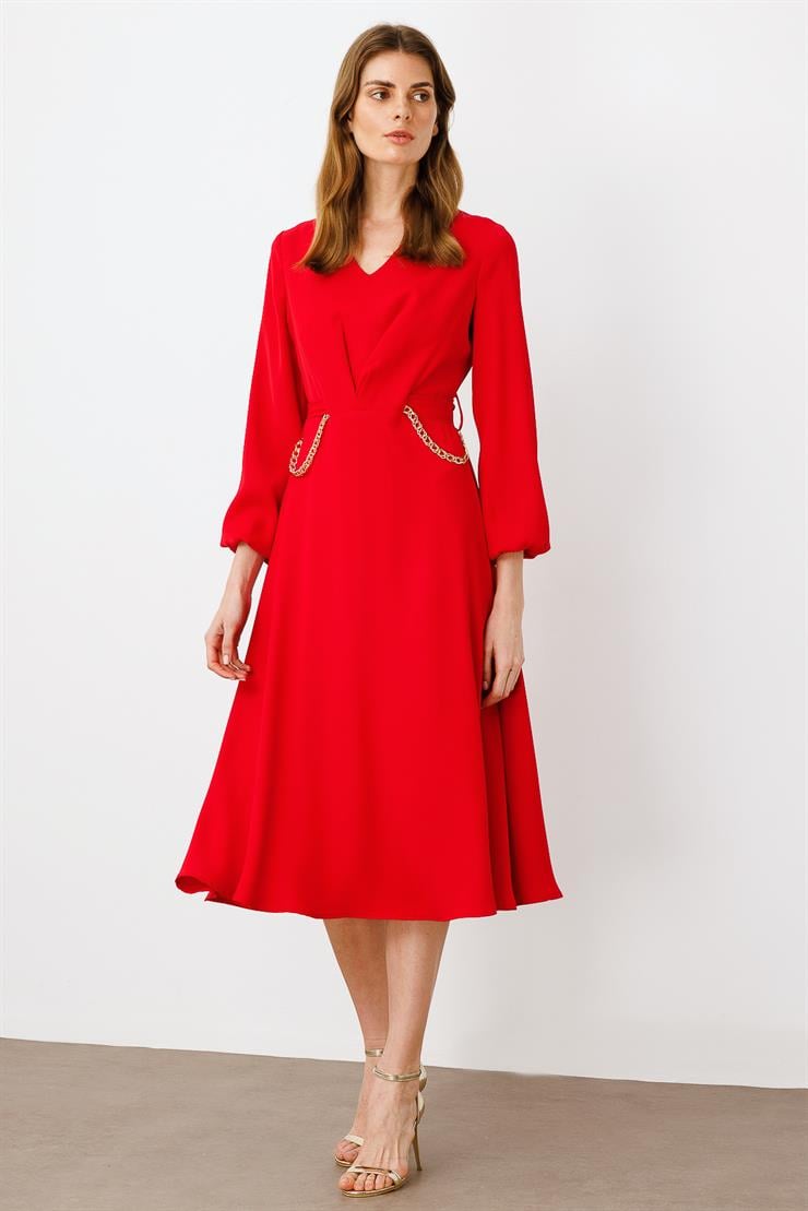 Modailgi  V Yaka Pileli Beli Tünel Detaylı Kuşak ve Zincir Aksesuarlı Elbise Kırmızı