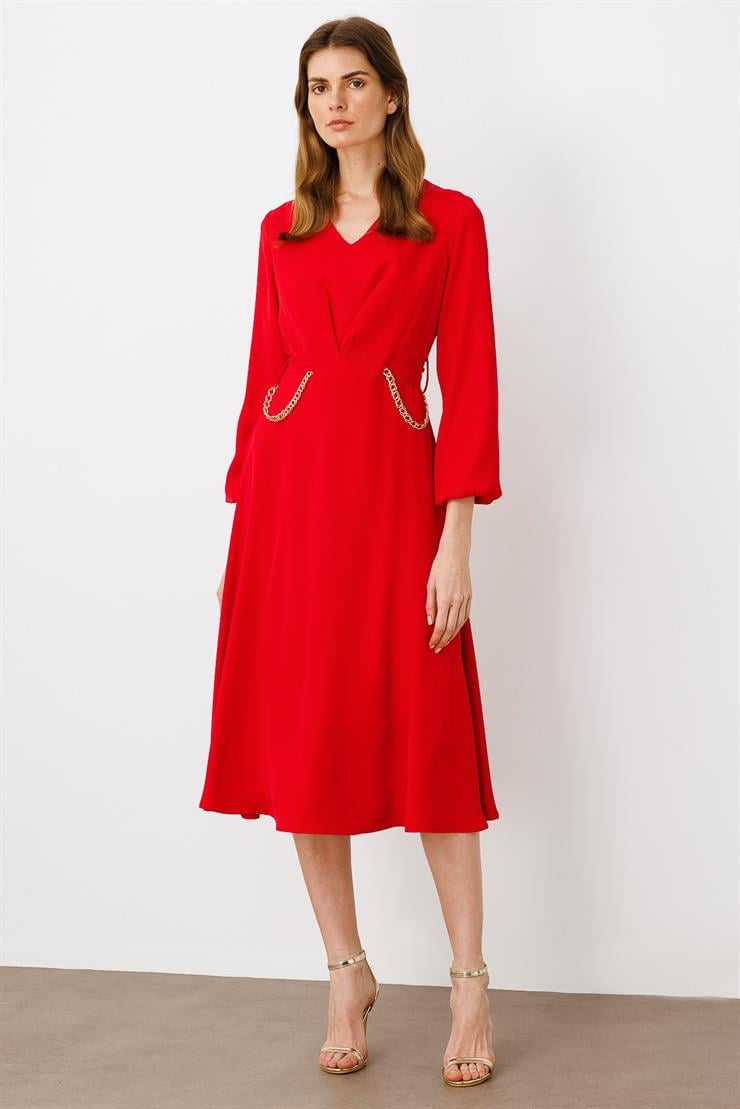 Modailgi  V Yaka Pileli Beli Tünel Detaylı Kuşak ve Zincir Aksesuarlı Elbise Kırmızı