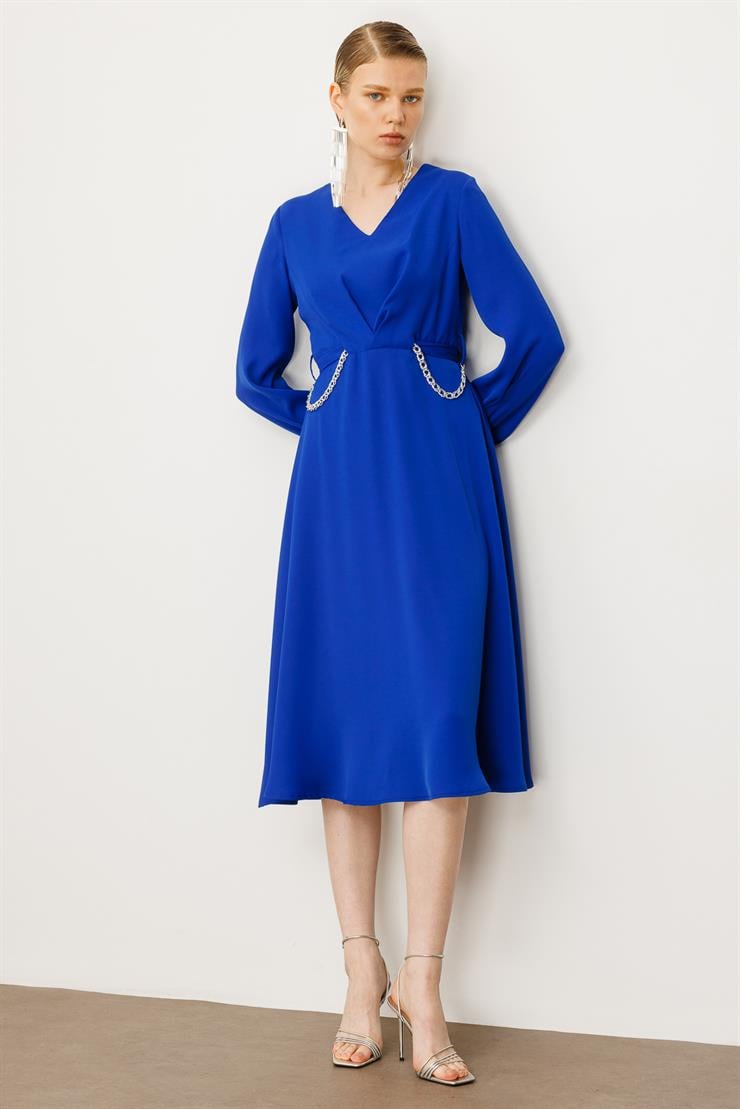 Modailgi  V Yaka Pileli Beli Tünel Detaylı Kuşak ve Zincir Aksesuarlı Elbise Saks