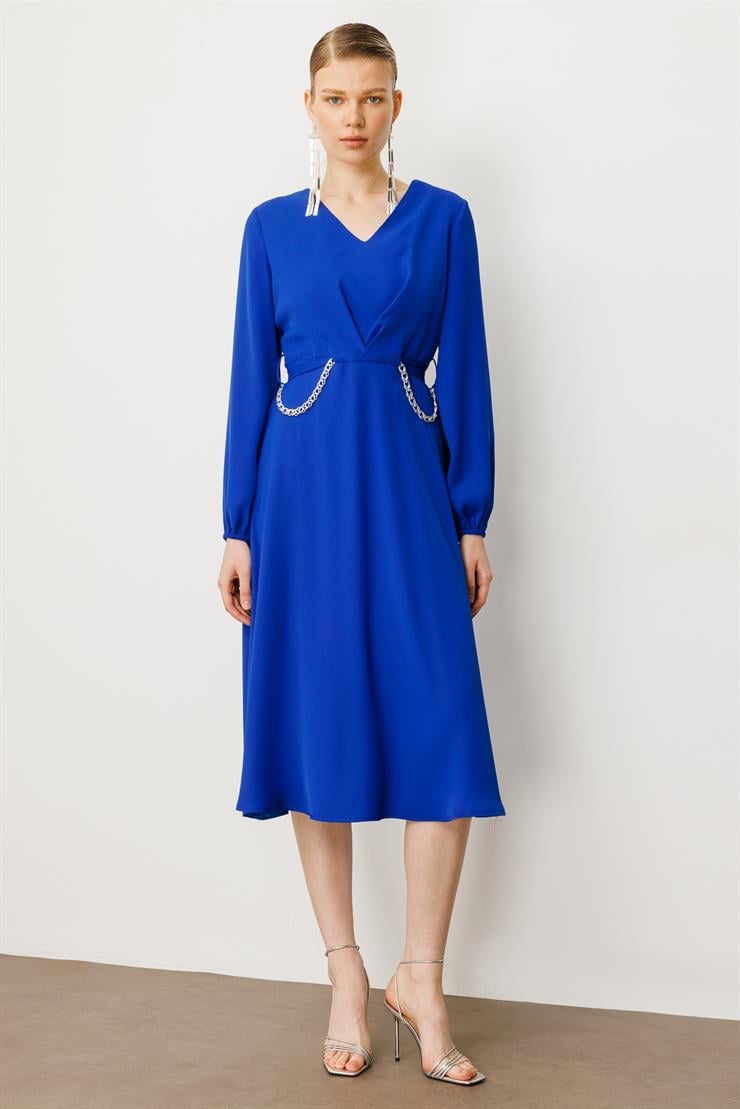 Modailgi  V Yaka Pileli Beli Tünel Detaylı Kuşak ve Zincir Aksesuarlı Elbise Saks