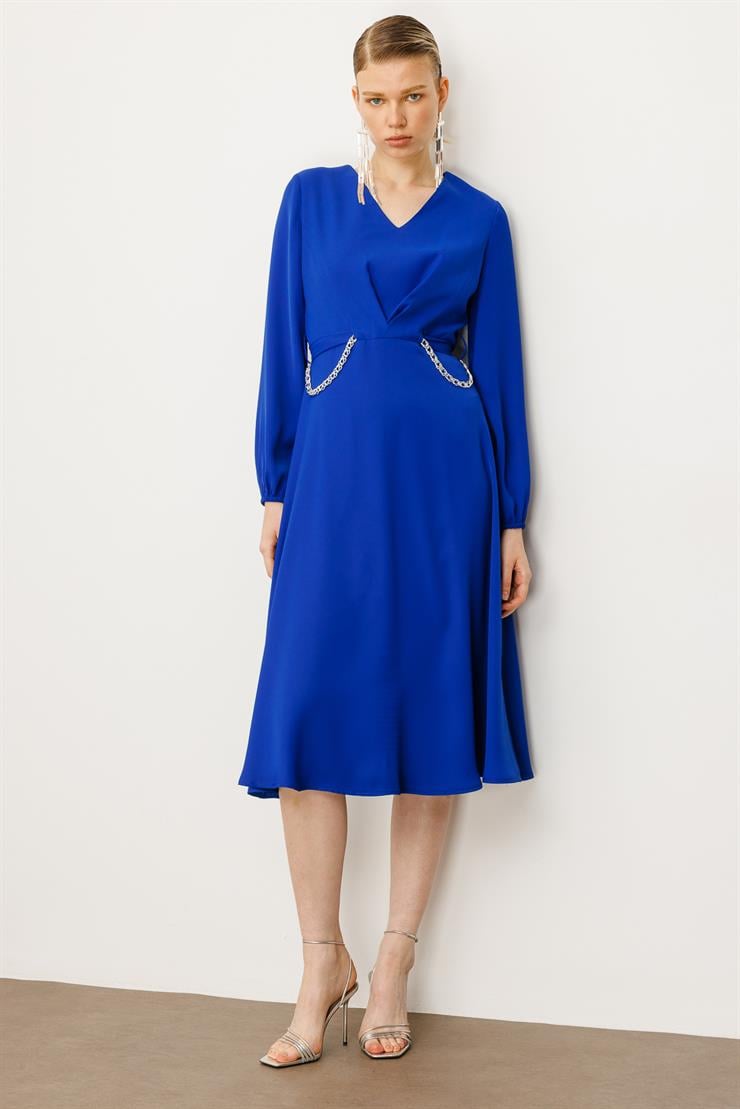 Modailgi  V Yaka Pileli Beli Tünel Detaylı Kuşak ve Zincir Aksesuarlı Elbise Saks