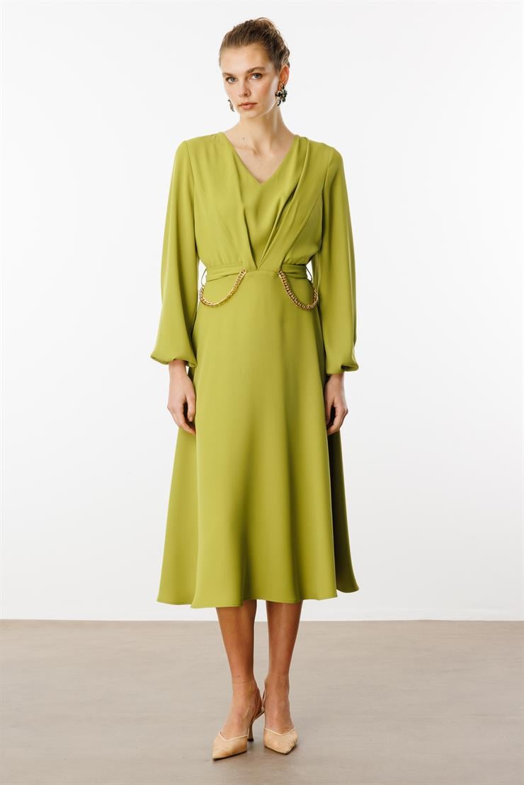 Modailgi  V Yaka Pileli Beli Tünel Detaylı Kuşak ve Zincir Aksesuarlı Elbise Asit