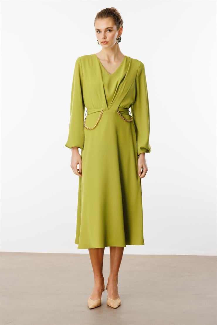 Modailgi  V Yaka Pileli Beli Tünel Detaylı Kuşak ve Zincir Aksesuarlı Elbise Asit