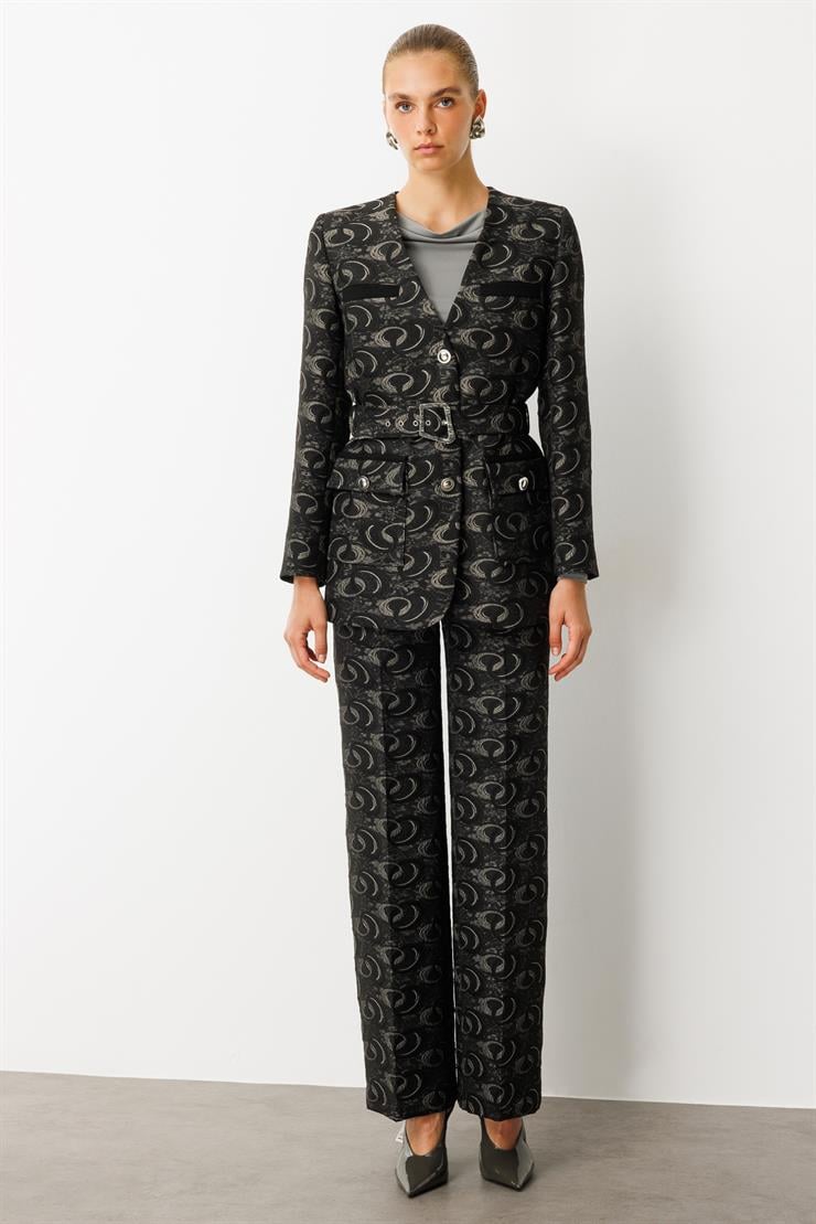 Modailgi  V Yakalı Ara Boy Kendinden Kumaş Kemer Detaylı Jakar Ceket Siyah