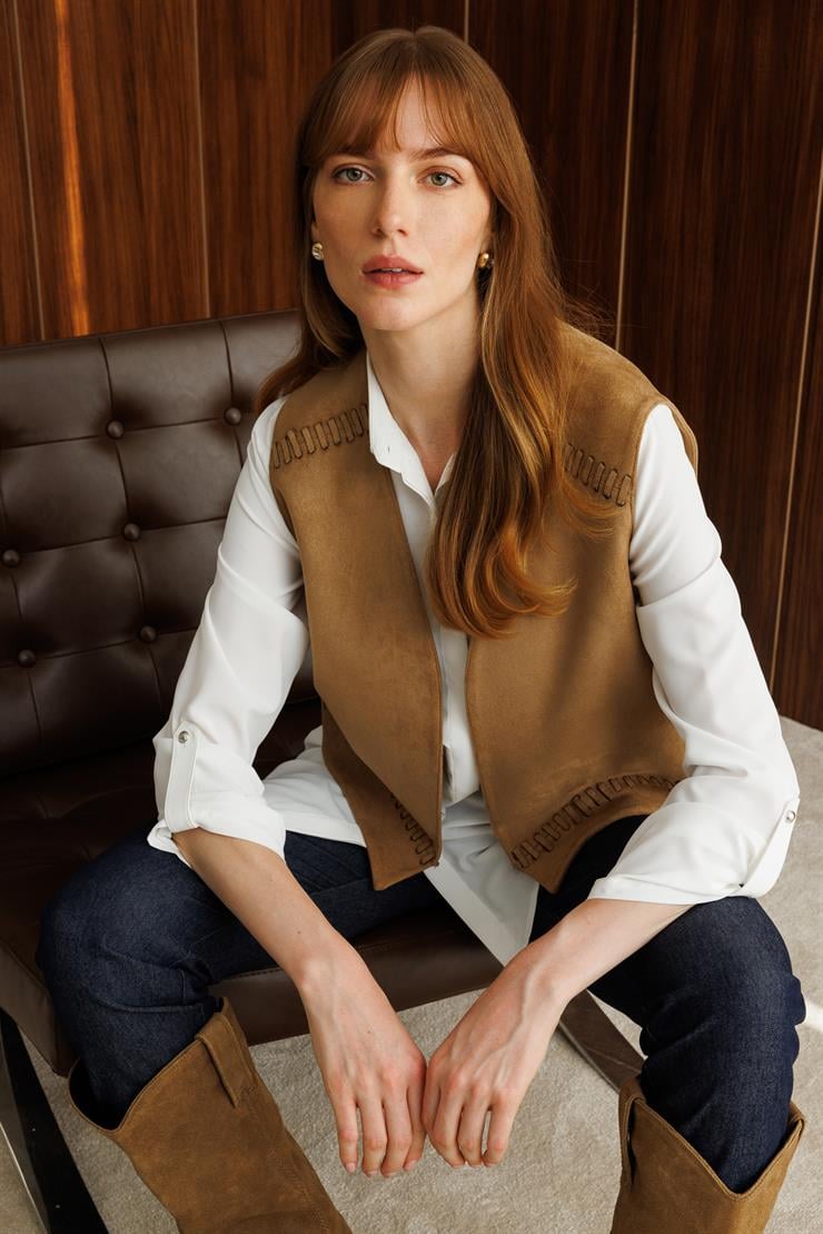 Modailgi  V Yakalı Ön Roba ve Etek Ucu Lazer Kesim Şerit Detaylı Kısa Süet Yelek Vizon