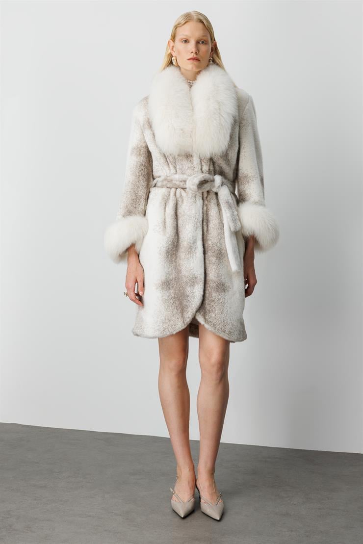 Modailgi  Yaka ve Kol Manşeti Kürklü Desenli Alcantara Kaban Ekru