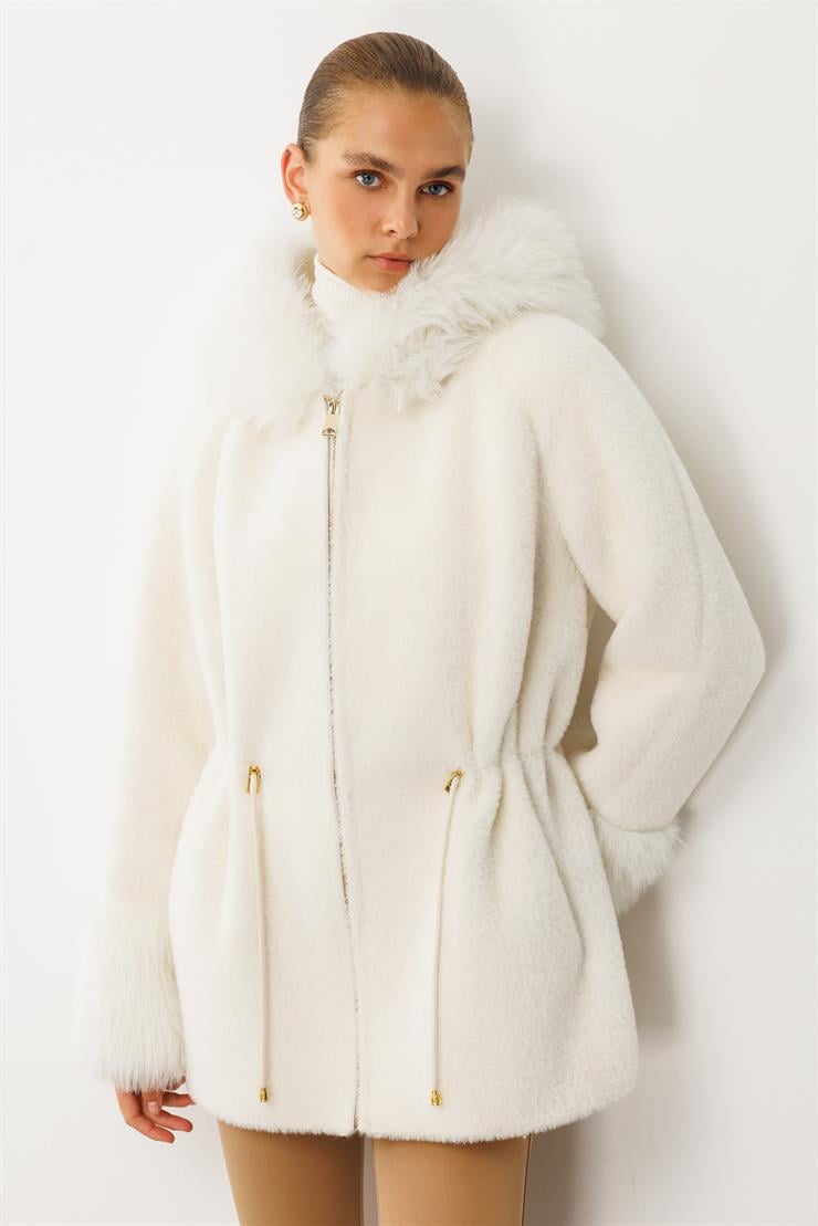 Modailgi  Yaka ve Kol Manşeti Kürklü Fermuarlı Alcantara Kaban Ekru