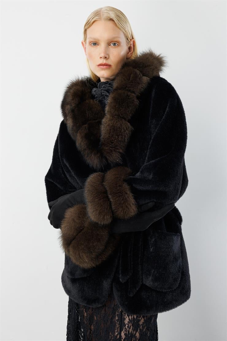 Modailgi  Yaka ve Kol Manşeti Kürklü Kısa Alcantara Kaban Siyah