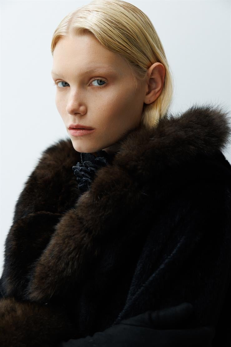 Modailgi  Yaka ve Kol Manşeti Kürklü Kısa Alcantara Kaban Siyah