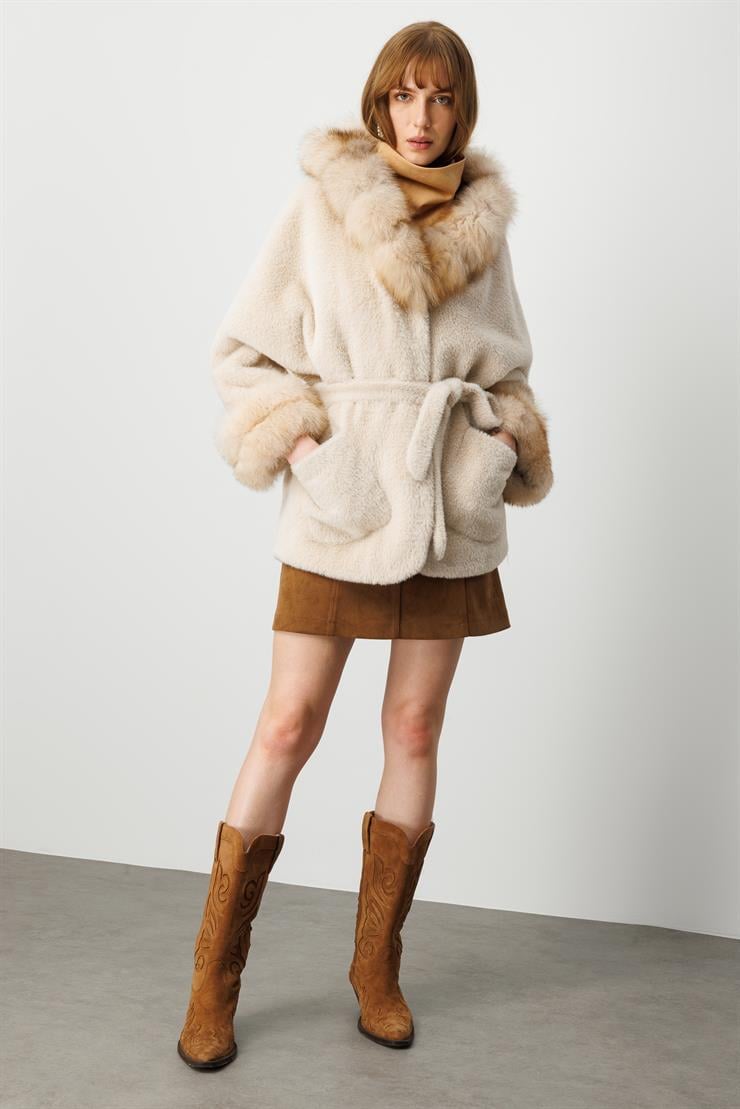 Modailgi  Yaka ve Kol Manşeti Kürklü Kısa Alcantara Kaban Camel