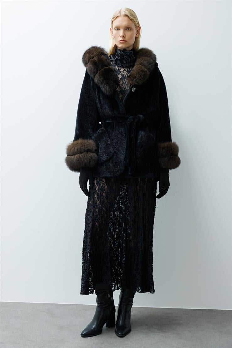 Modailgi  Yaka ve Kol Manşeti Kürklü Kısa Alcantara Kaban Siyah