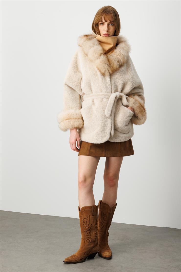 Modailgi  Yaka ve Kol Manşeti Kürklü Kısa Alcantara Kaban Camel