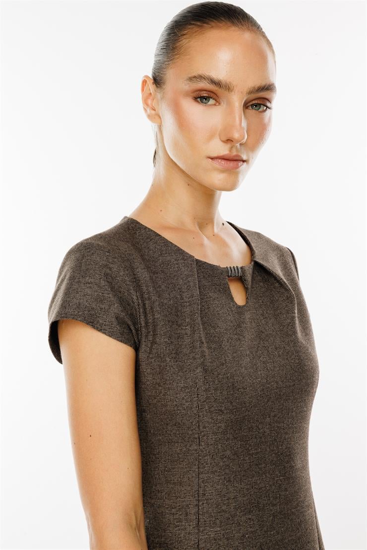 Modailgi  Yakası Aksesuar Detaylı Ay Kollu Elbise Kahve