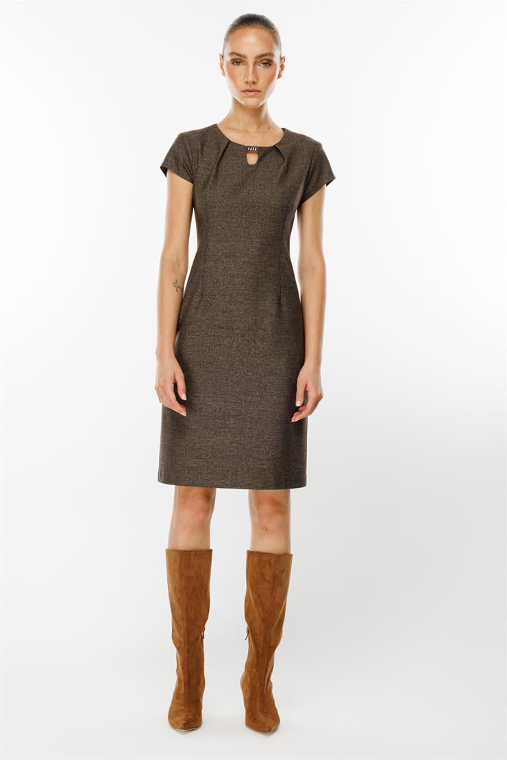 Modailgi  Yakası Aksesuar Detaylı Ay Kollu Elbise Kahve