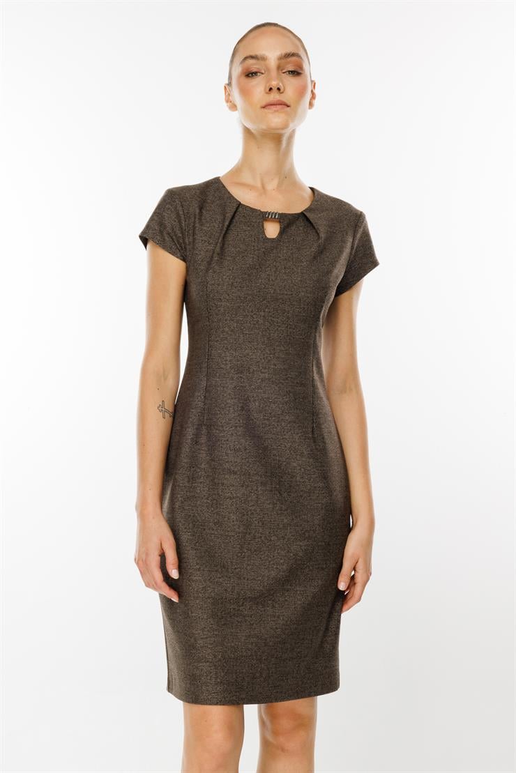 Modailgi  Yakası Aksesuar Detaylı Ay Kollu Elbise Kahve