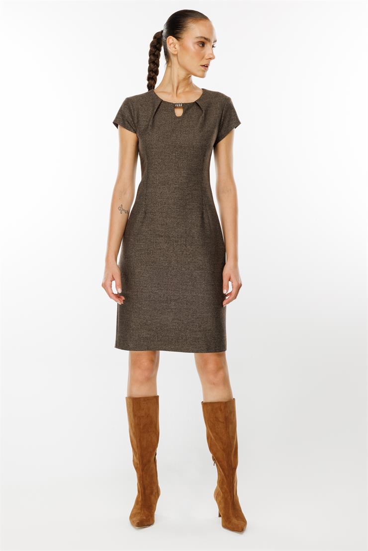 Modailgi  Yakası Aksesuar Detaylı Ay Kollu Elbise Kahve