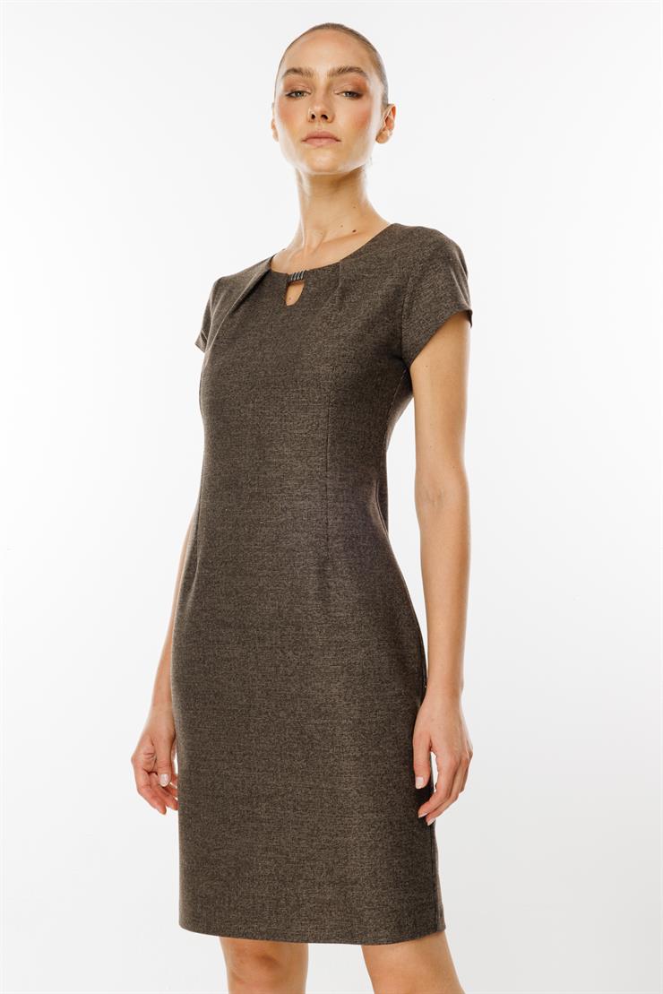 Modailgi  Yakası Aksesuar Detaylı Ay Kollu Elbise Kahve