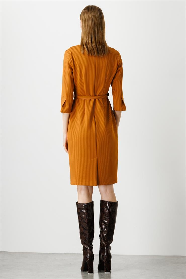 Modailgi  Yakası Aksesuar Detaylı Truvakar Kol Elbise Camel