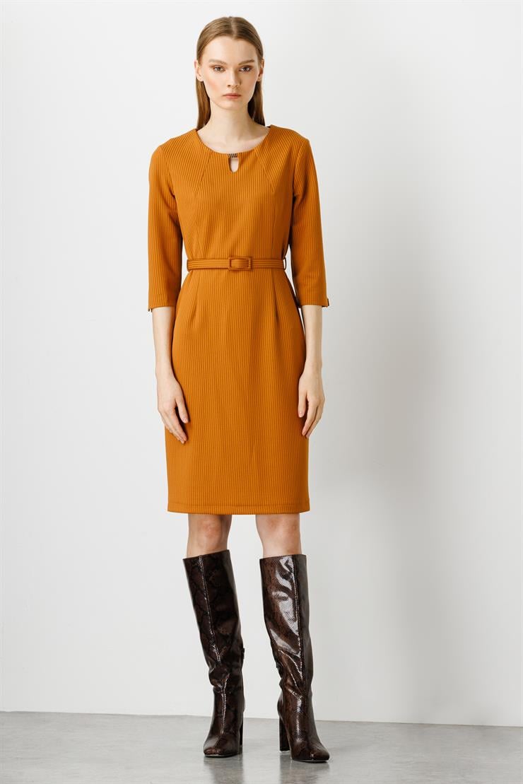 Modailgi  Yakası Aksesuar Detaylı Truvakar Kol Elbise Camel