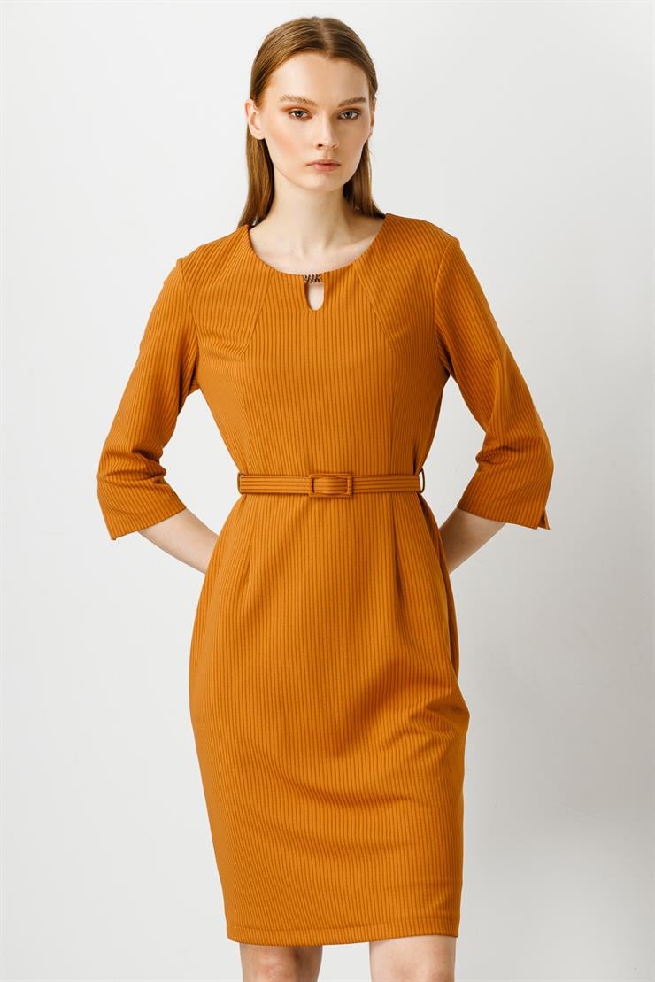 Modailgi  Yakası Aksesuar Detaylı Truvakar Kol Elbise Camel