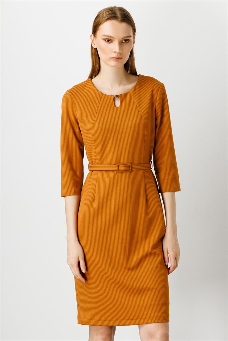 Modailgi  Yakası Aksesuar Detaylı Truvakar Kol Elbise Camel