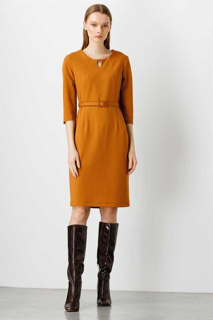 Modailgi  Yakası Aksesuar Detaylı Truvakar Kol Elbise Camel