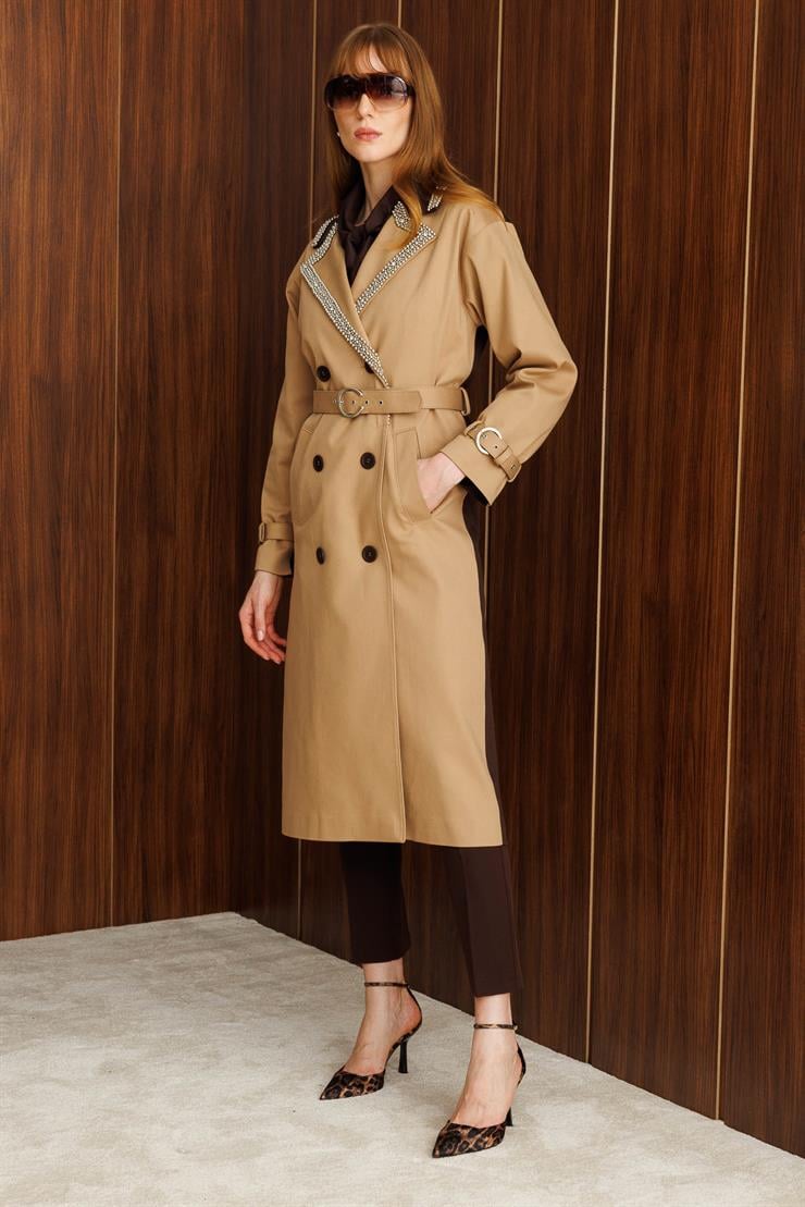 Modailgi  Yakası İnci Ve Taş İşlemeli Kruvaze Kapamalı Kemer Detaylı Oversize Trençkot Camel/Kahve