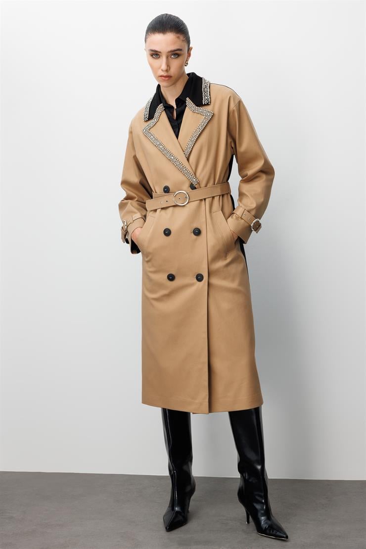 Modailgi  Yakası İnci Ve Taş İşlemeli Kruvaze Kapamalı Kemer Detaylı Oversize Trençkot Camel/Siyah