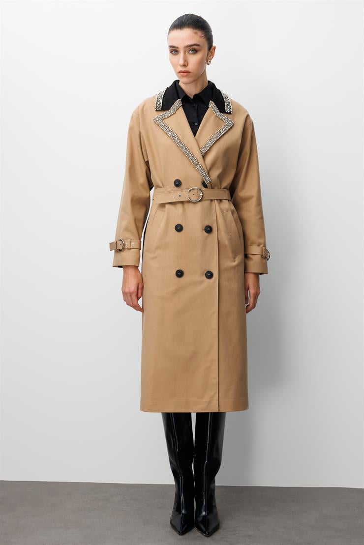 Modailgi  Yakası İnci Ve Taş İşlemeli Kruvaze Kapamalı Kemer Detaylı Oversize Trençkot Camel/Siyah