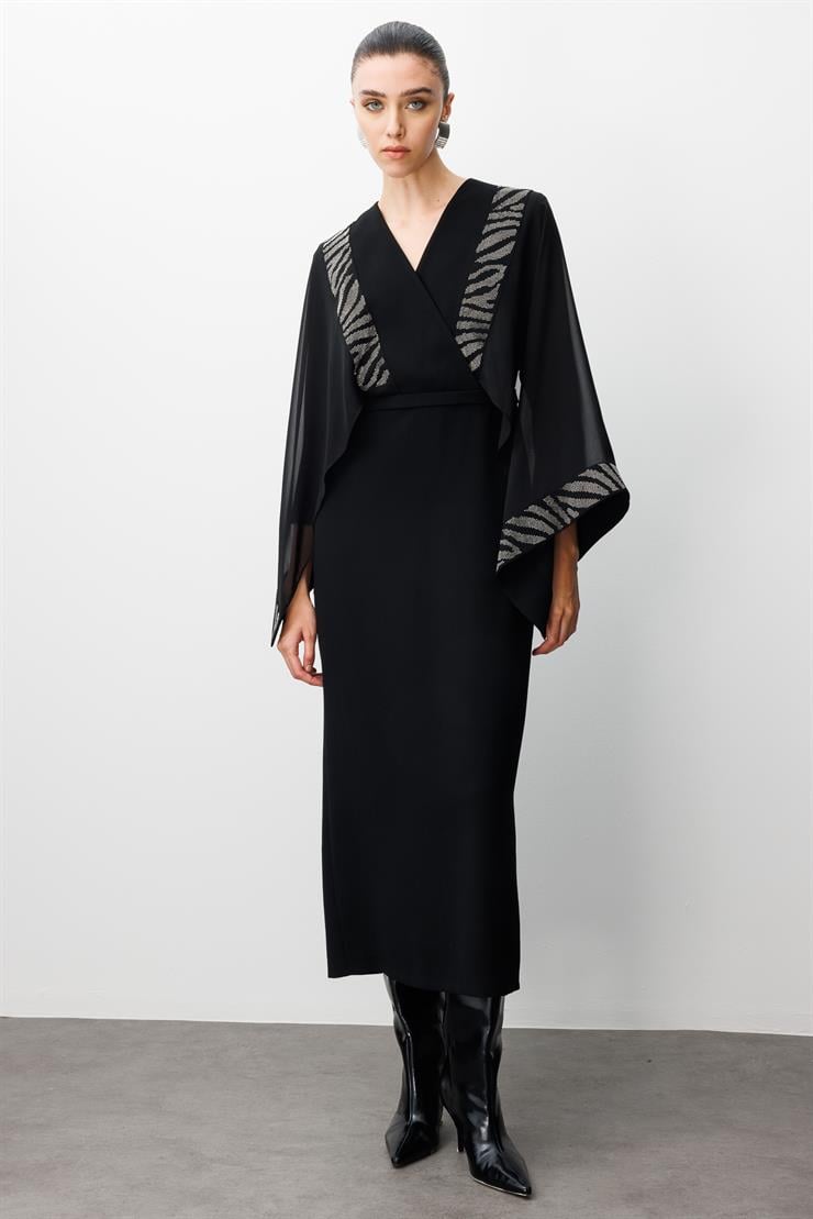 Modailgi  Yakası Kruvaze Kolları Pelerin Taş Detaylı Kalem Elbise Siyah