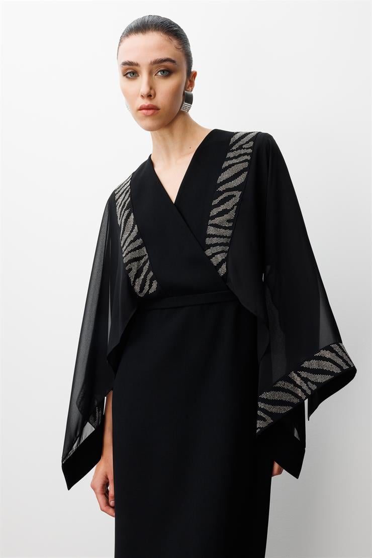 Modailgi  Yakası Kruvaze Kolları Pelerin Taş Detaylı Kalem Elbise Siyah