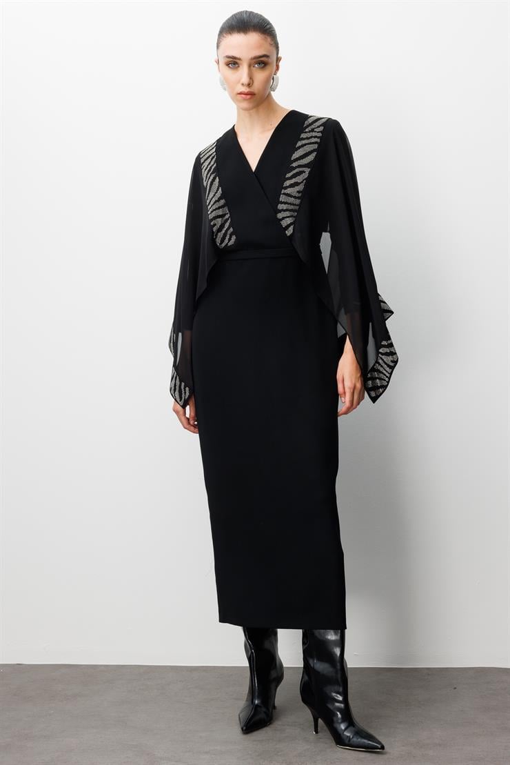 Modailgi  Yakası Kruvaze Kolları Pelerin Taş Detaylı Kalem Elbise Siyah