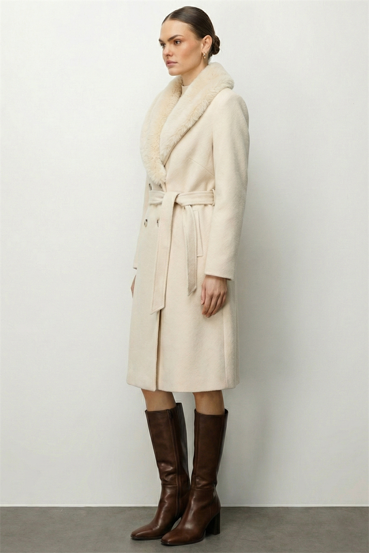 Modailgi  Yakası Kürklü Diyagonal Çizgili Kruvaze Kaban Bej