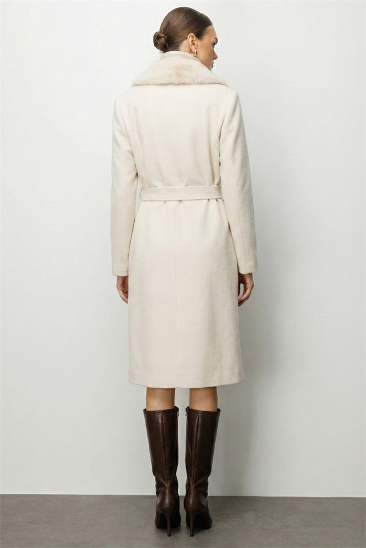 Modailgi  Yakası Kürklü Diyagonal Çizgili Kruvaze Kaban Bej