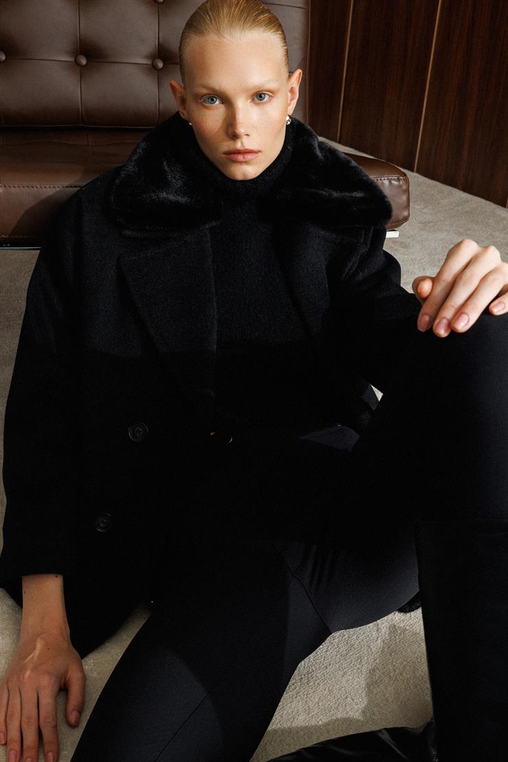 Modailgi  Yakası Kürklü Kruvaze Kemerli Kısa Kaşe Kaban Siyah