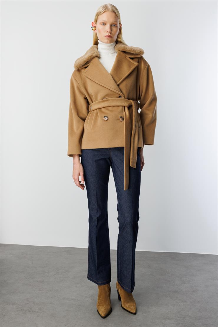 Modailgi  Yakası Kürklü Kruvaze Kemerli Kısa Kaşe Kaban Camel