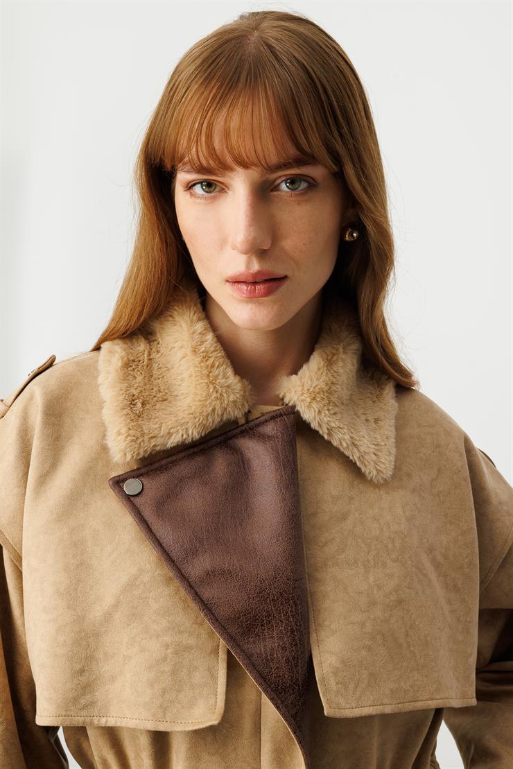 Modailgi  Yakası Seyyar Peluş Kürk Aksesuarlı Rüzgarlıklı Nubuk Süet Astarlı Trenç Vizon