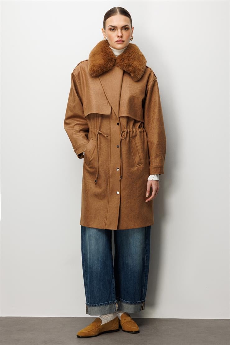 Modailgi  Yakası Seyyar Peluş Kürk Aksesuarlı Rüzgarlıklı Nubuk Süet Astarlı Trenç Taba