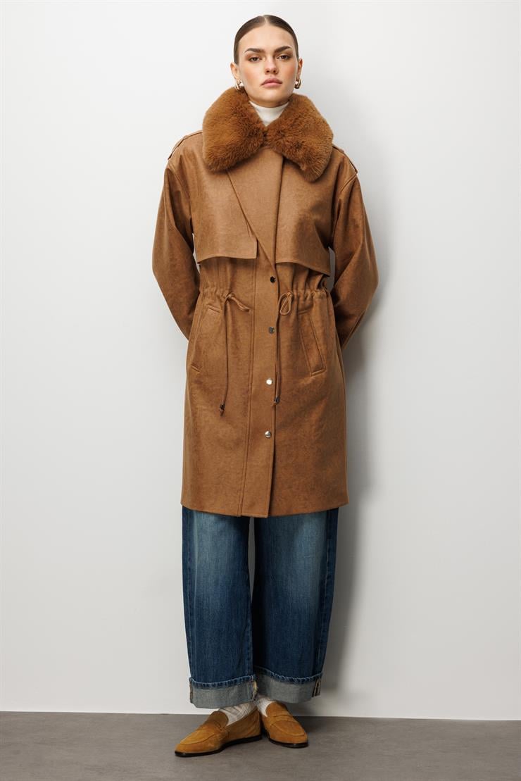 Modailgi  Yakası Seyyar Peluş Kürk Aksesuarlı Rüzgarlıklı Nubuk Süet Astarlı Trenç Taba