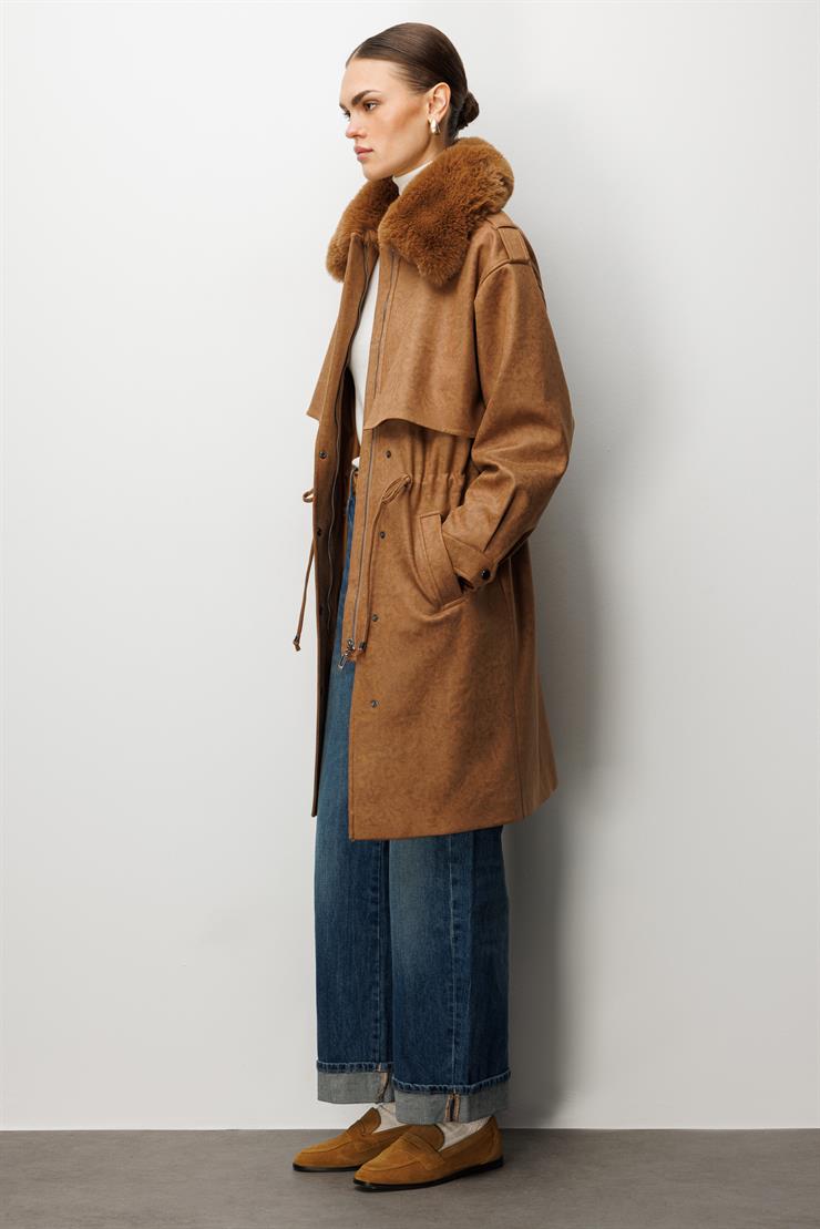 Modailgi  Yakası Seyyar Peluş Kürk Aksesuarlı Rüzgarlıklı Nubuk Süet Astarlı Trenç Taba