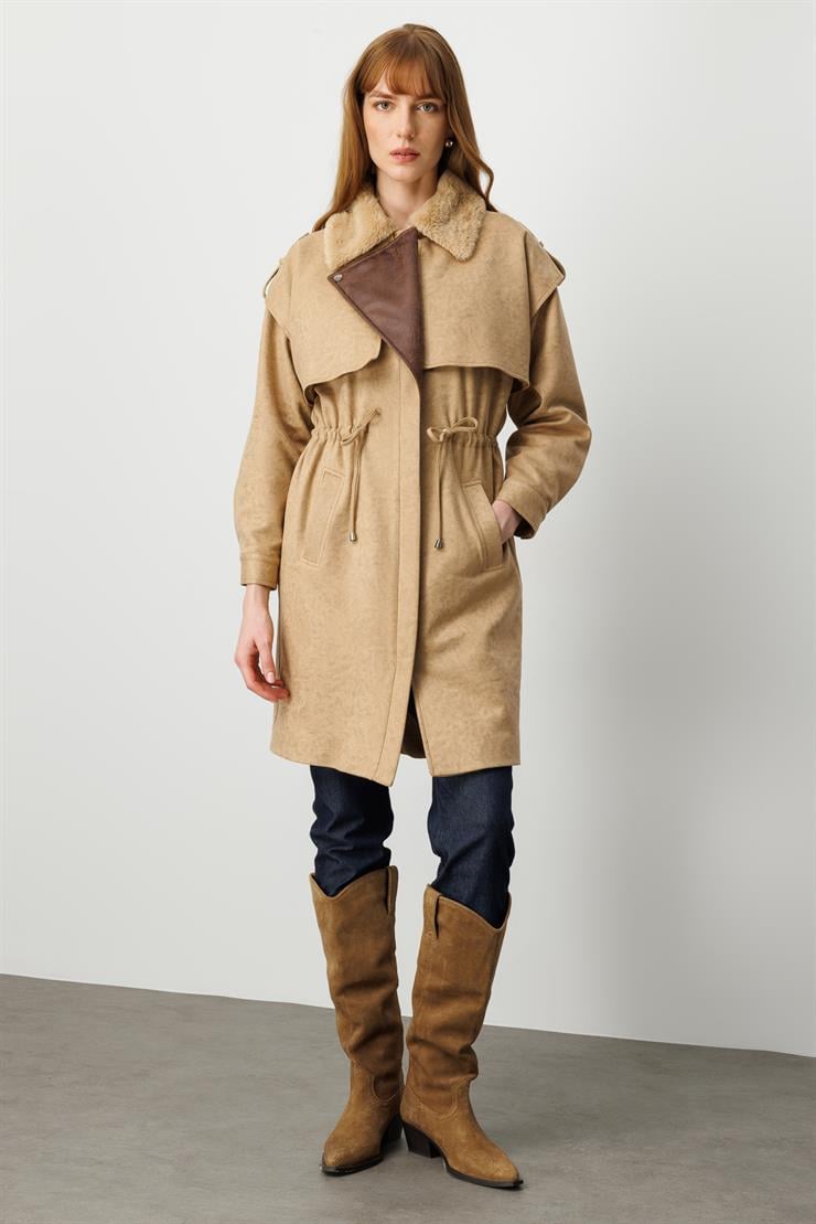 Modailgi  Yakası Seyyar Peluş Kürk Aksesuarlı Rüzgarlıklı Nubuk Süet Astarlı Trenç Vizon